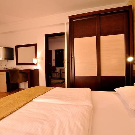 Vila Duric - Ex Hotel Duric Petrovac ภายนอก รูปภาพ