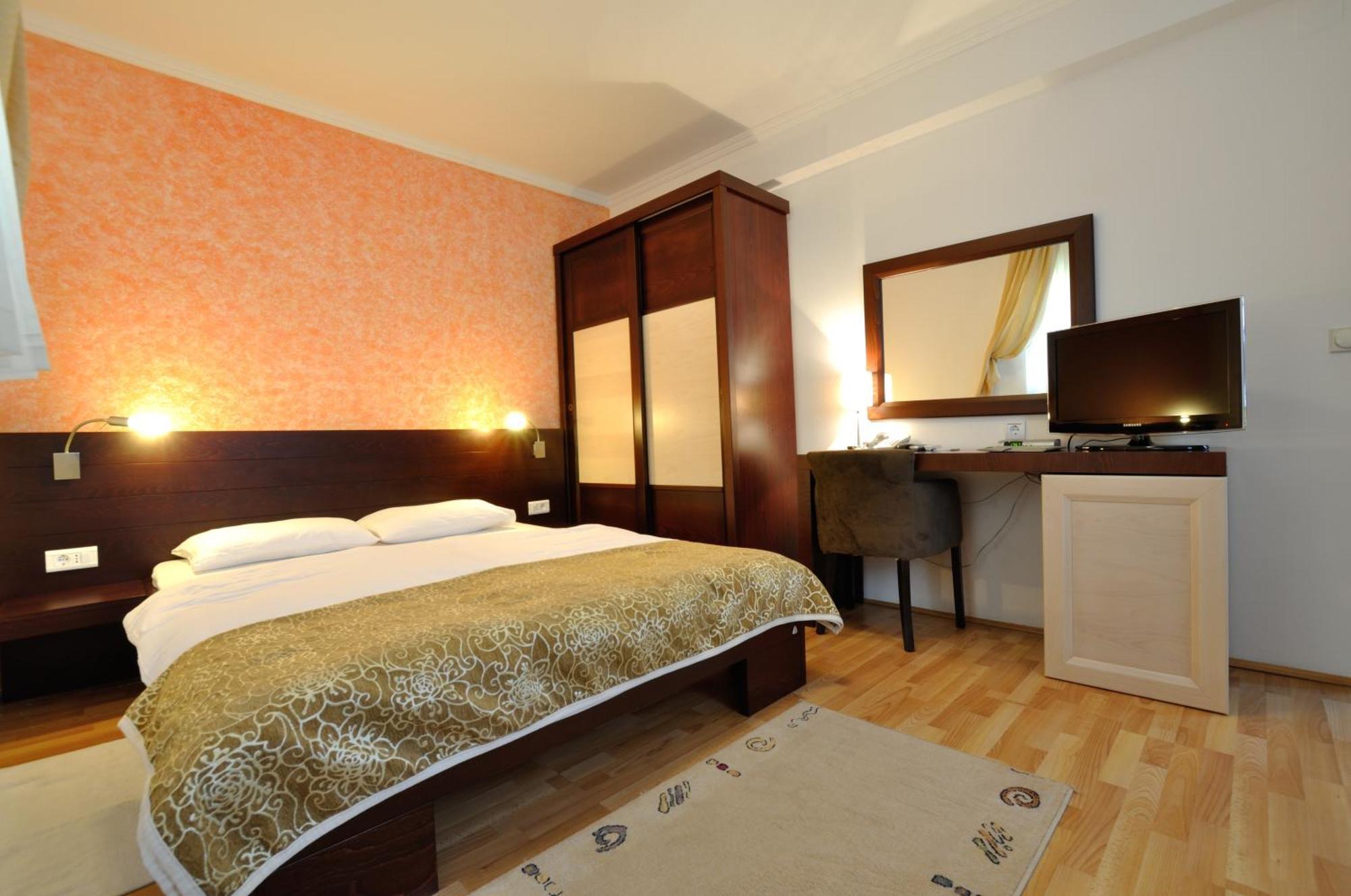 Vila Duric - Ex Hotel Duric Petrovac ภายนอก รูปภาพ