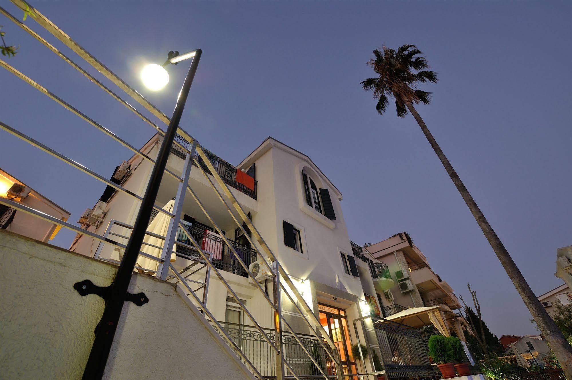 Vila Duric - Ex Hotel Duric Petrovac ภายนอก รูปภาพ