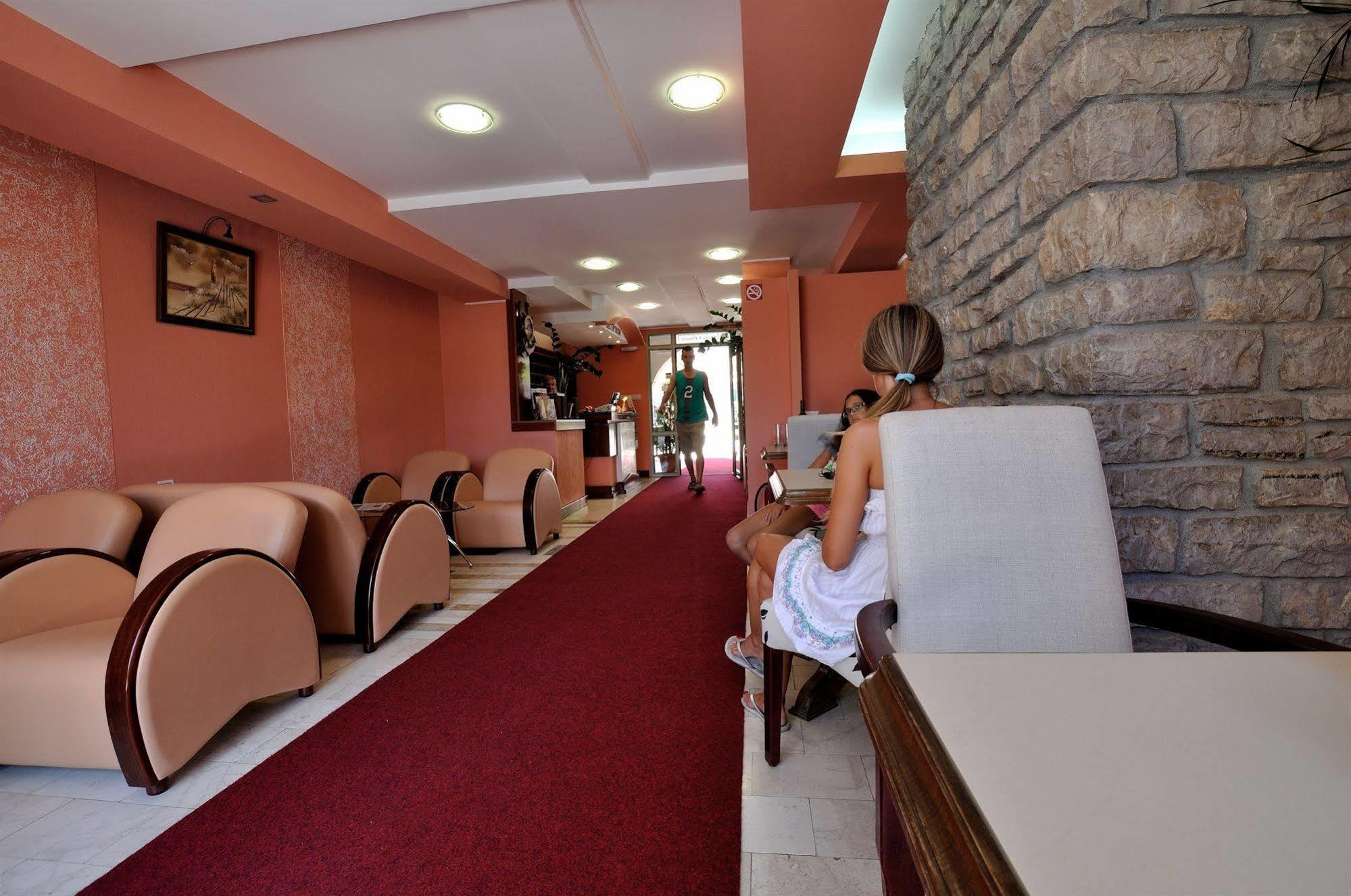 Vila Duric - Ex Hotel Duric Petrovac ภายนอก รูปภาพ