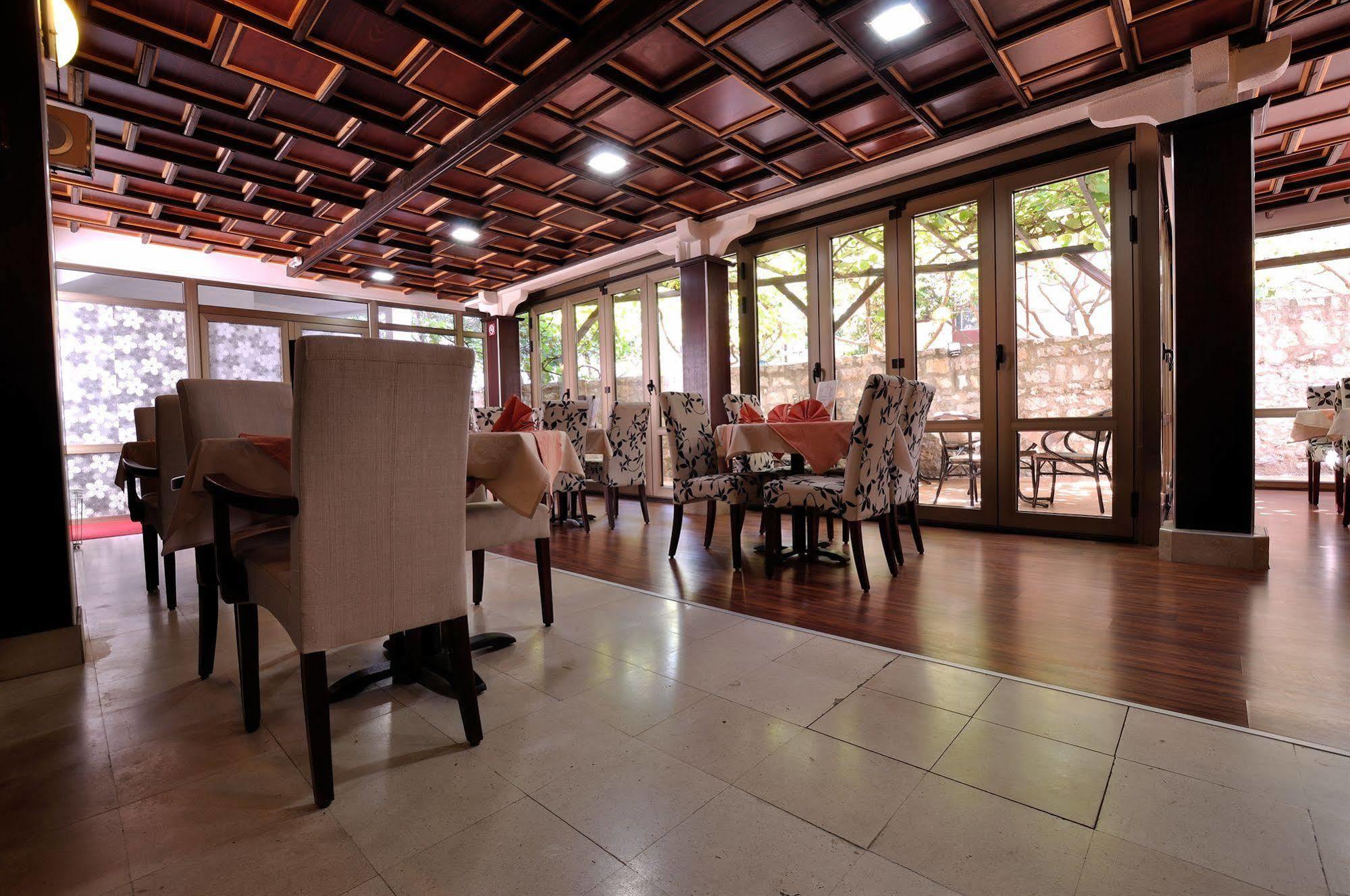 Vila Duric - Ex Hotel Duric Petrovac ภายนอก รูปภาพ