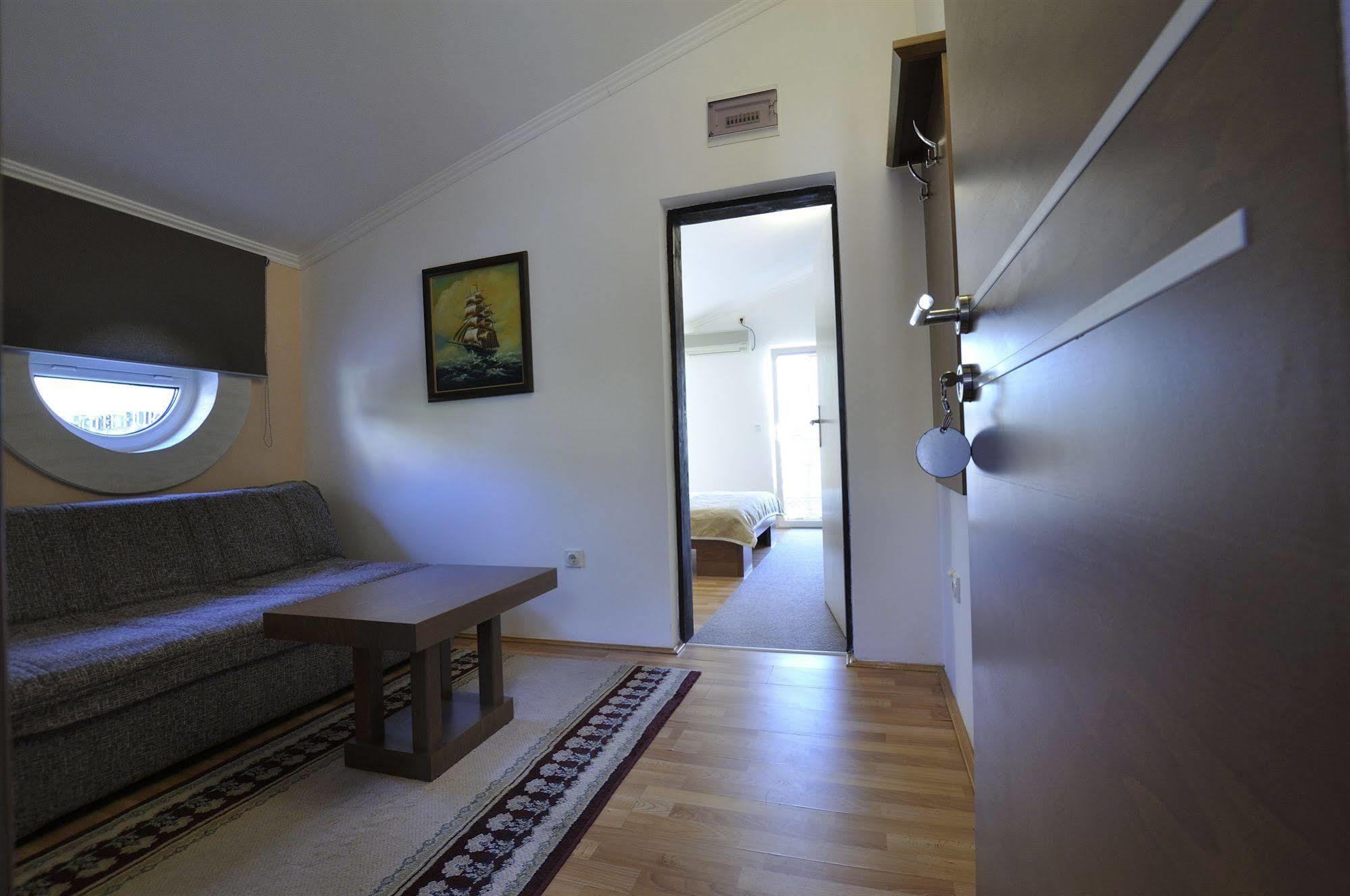 Vila Duric - Ex Hotel Duric Petrovac ภายนอก รูปภาพ