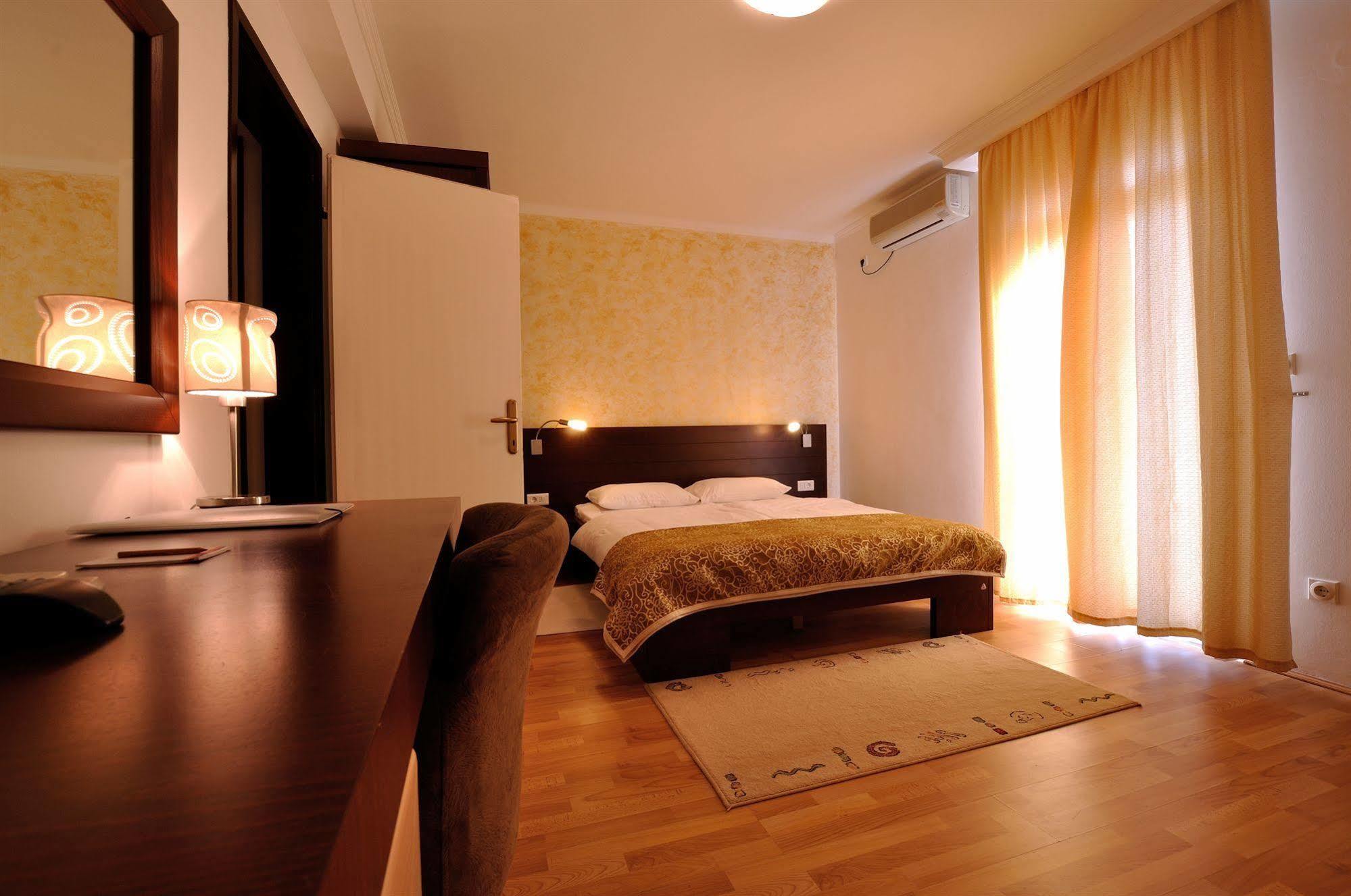 Vila Duric - Ex Hotel Duric Petrovac ภายนอก รูปภาพ