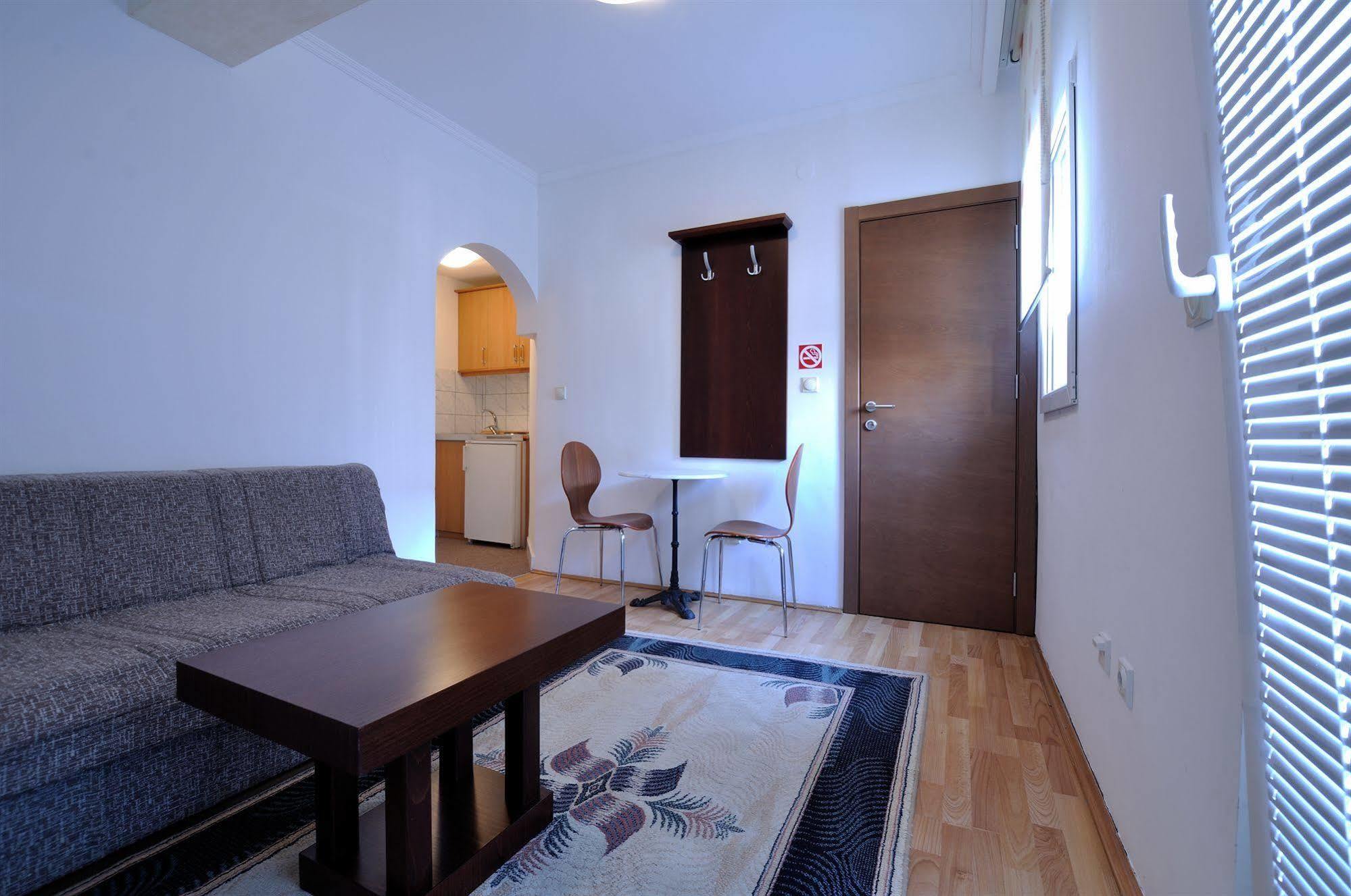 Vila Duric - Ex Hotel Duric Petrovac ภายนอก รูปภาพ