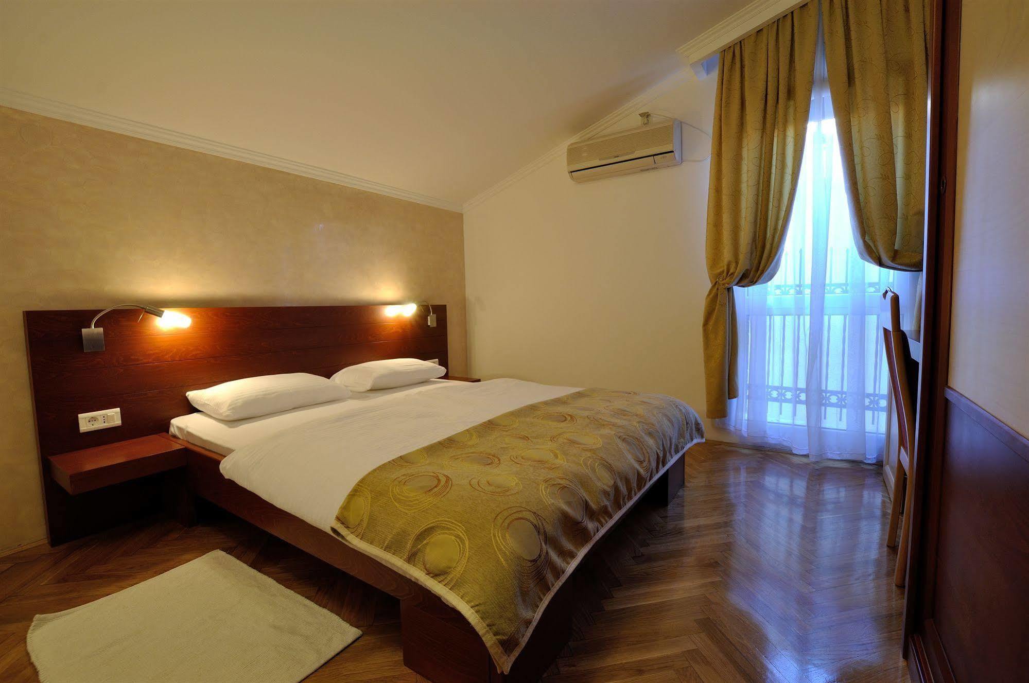 Vila Duric - Ex Hotel Duric Petrovac ภายนอก รูปภาพ