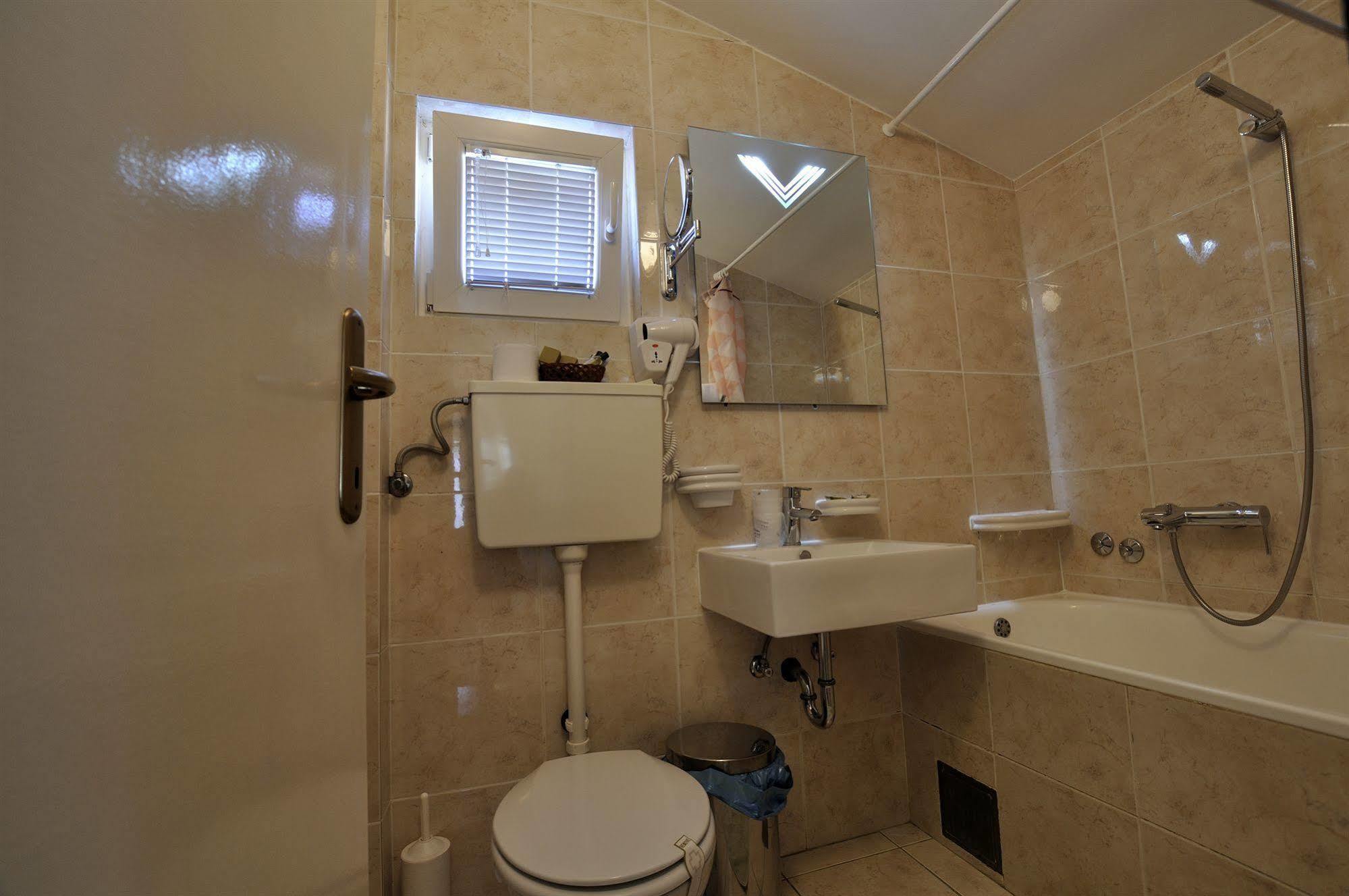 Vila Duric - Ex Hotel Duric Petrovac ภายนอก รูปภาพ