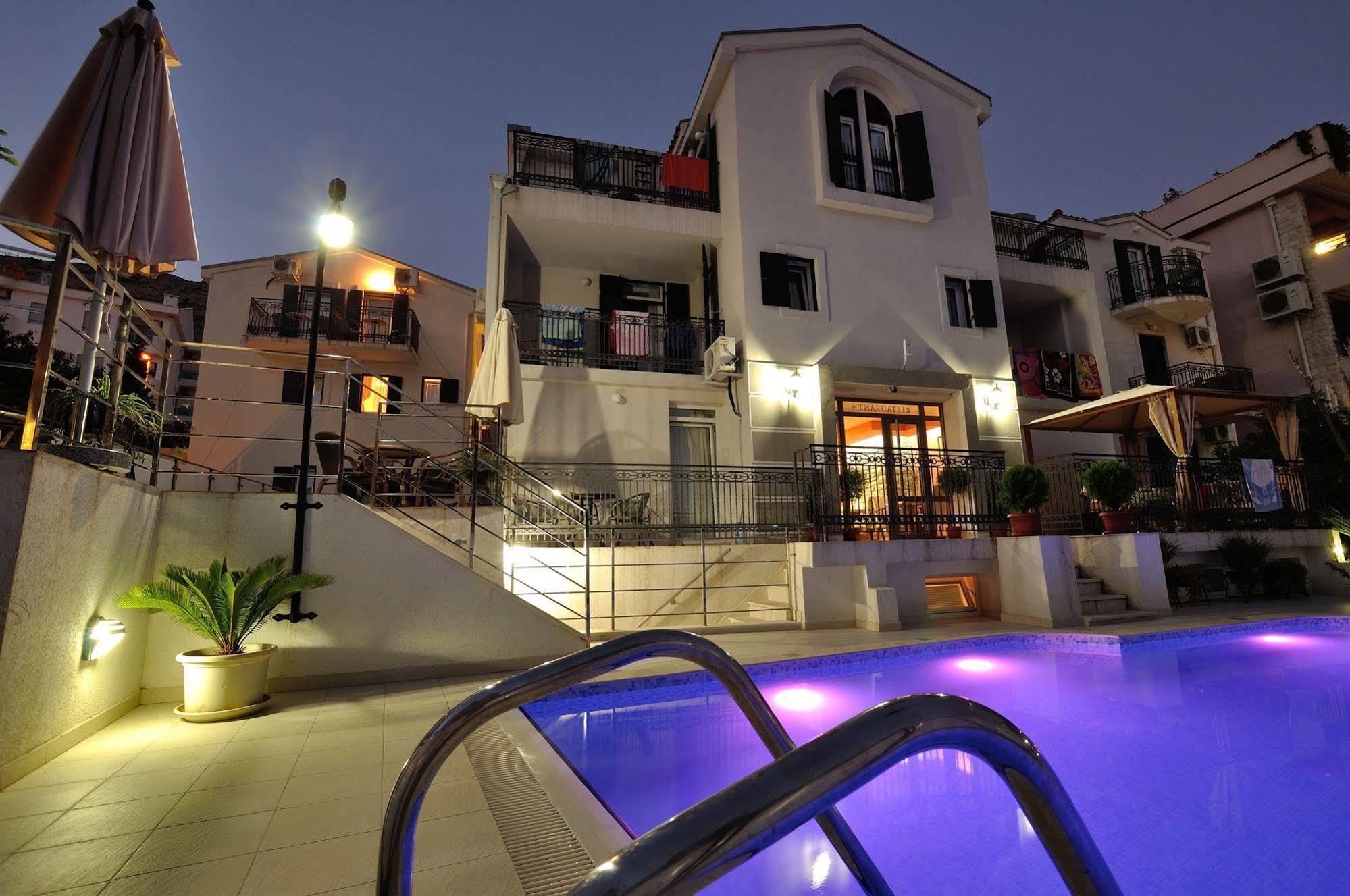 Vila Duric - Ex Hotel Duric Petrovac ภายนอก รูปภาพ
