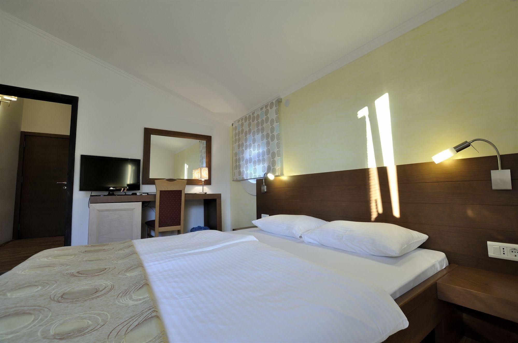 Vila Duric - Ex Hotel Duric Petrovac ภายนอก รูปภาพ