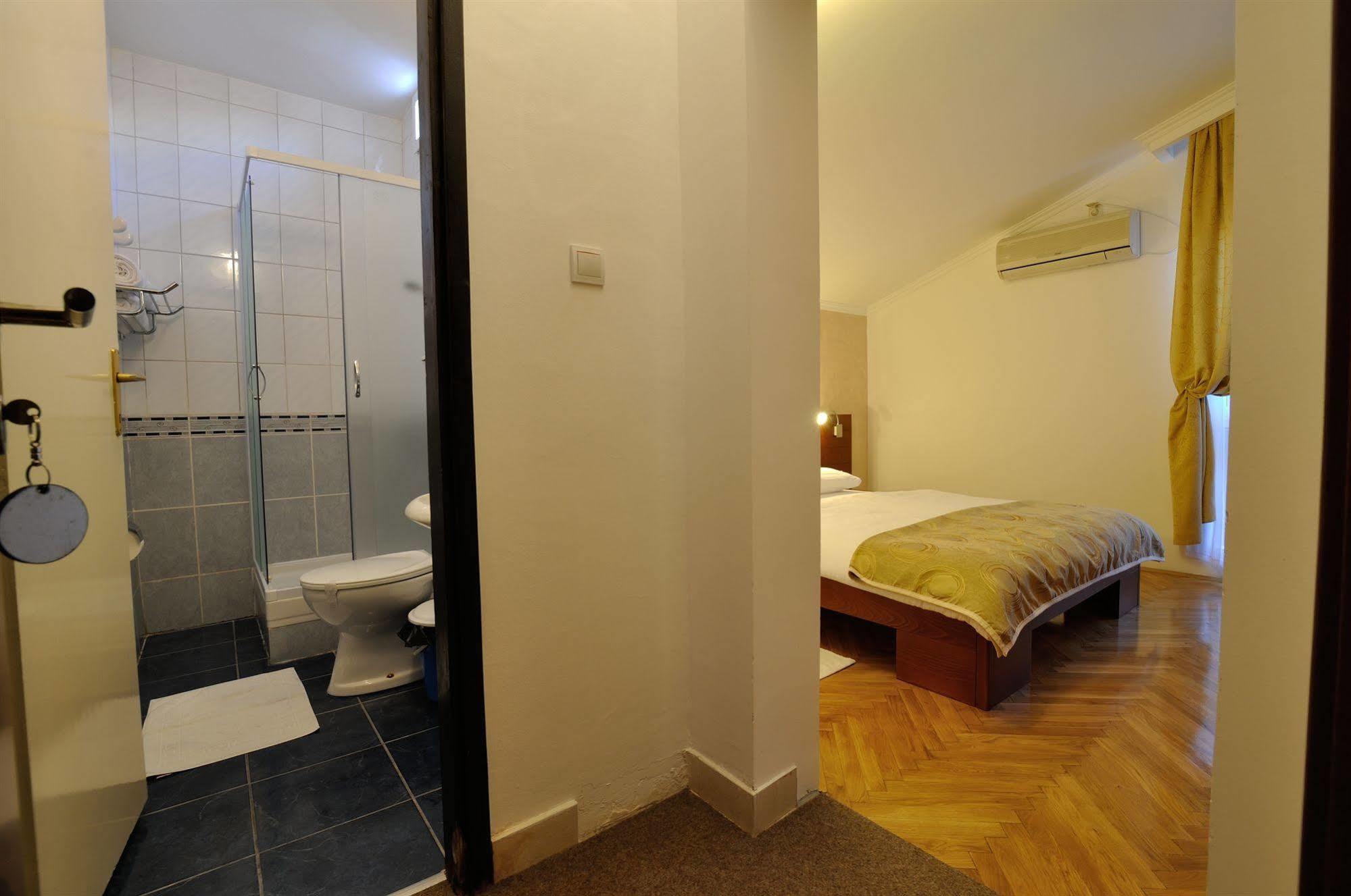 Vila Duric - Ex Hotel Duric Petrovac ภายนอก รูปภาพ