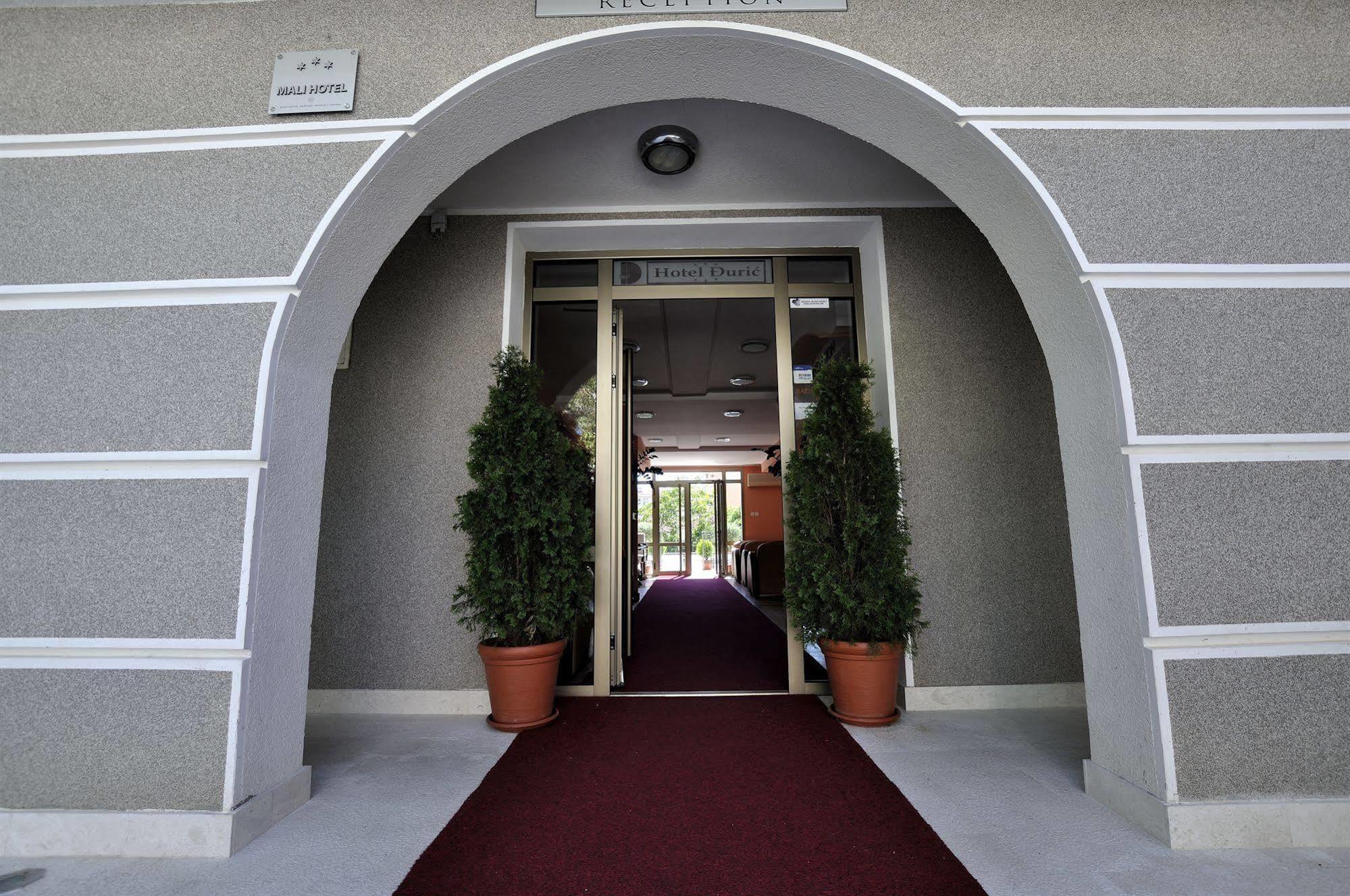 Vila Duric - Ex Hotel Duric Petrovac ภายนอก รูปภาพ