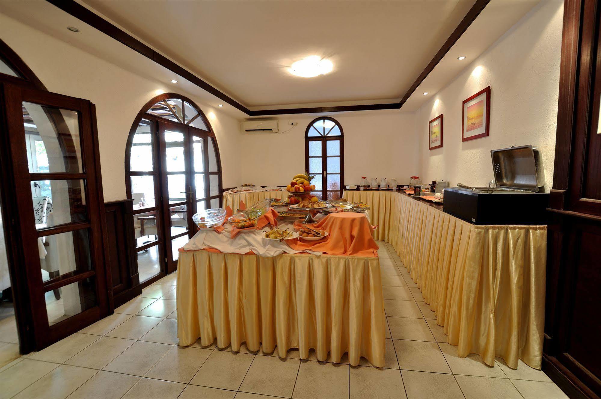 Vila Duric - Ex Hotel Duric Petrovac ภายนอก รูปภาพ